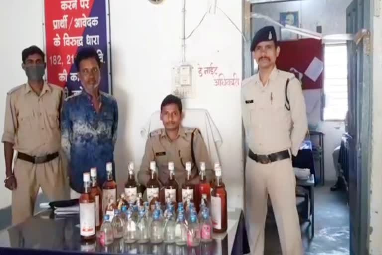 police arrested accused with illegal liquor in jashpur