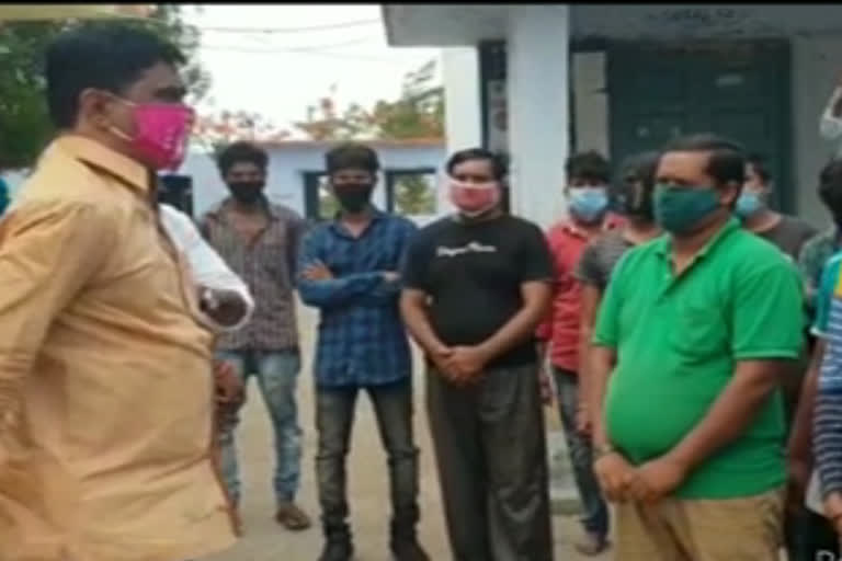 Minister Vemula Prashanth Reddy Arrange  meal  for Migrant Workers in Nizamabad