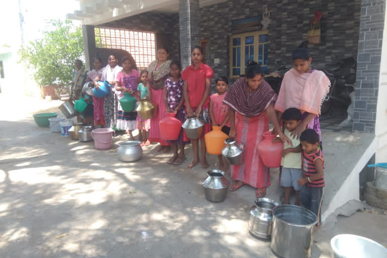 ಬಿಂದಿಗೆ ಹಿಡಿದು ನೀರೆಯರ ಆಕ್ರೋಶ