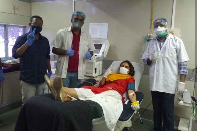 Zoa Morani donates blood plasma to help COVID-19 patients