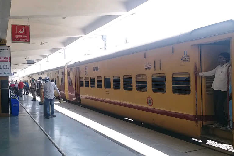 Bihari workers  leaves from Amravati station to Patna