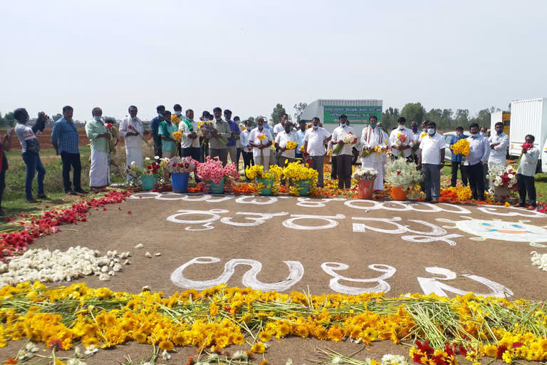 ಹೂಗಳಿಂದ ರಸ್ತೆ ಅಲಂಕಾರ ಮಾಡಿ ಮೌನ ಪ್ರತಿಭಟನೆ