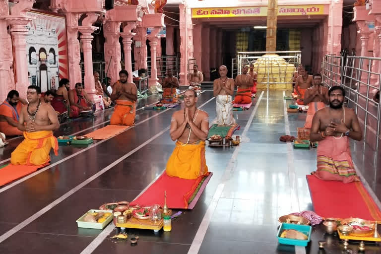 prayers in srikakulam dst arasapalli temple about corona virus