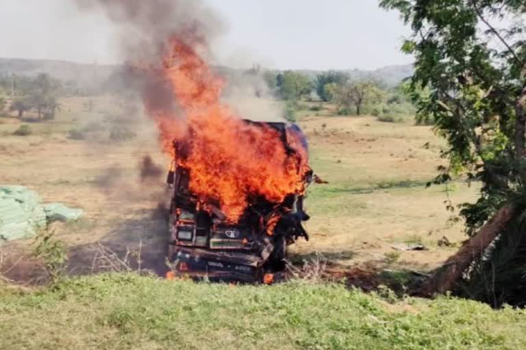 Simdega Police News, fire in truck in simdega, fire in truck due to short circuit, Fire Department News Simdega, सिमडेगा पुलिस न्यूज, ट्रक में शॉर्ट सर्किट से आग, अग्निशमन विभाग न्यूज सिमडेगा