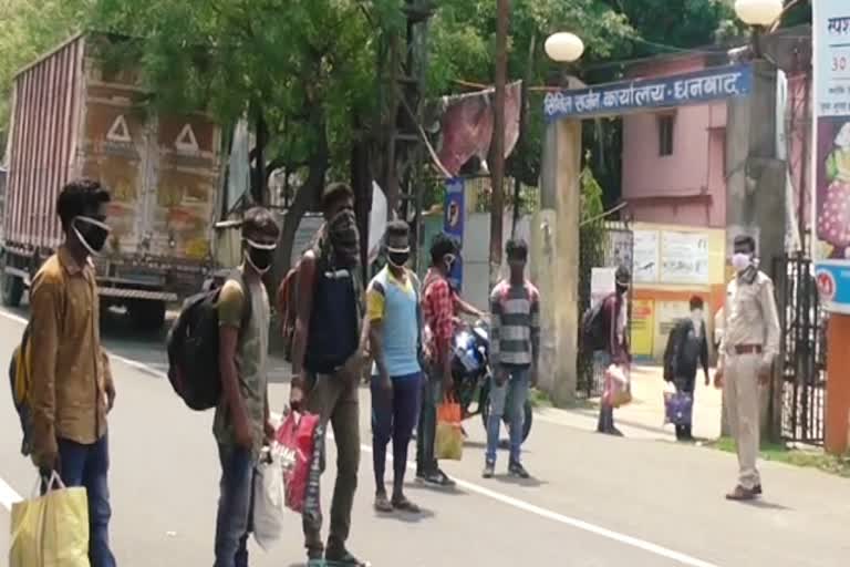 migrant workers reached to Dhanbad from Odisha