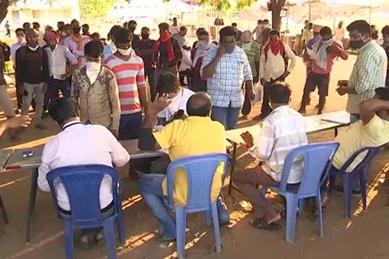 Migrant workers' appeal to the homelands in rajamahendravaram in eastgodavari district