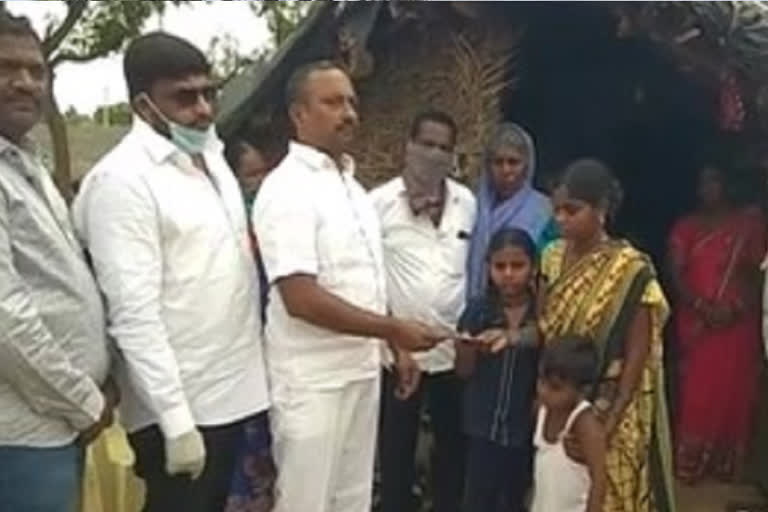 gulf-telangana-welfare-association-president-consolation-to-gulf-victim-family-in-siddipet-district