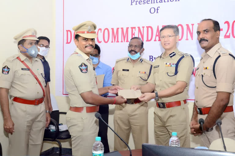 due to perfectly implimenting covid 19 duities ichapuram ci got award from state DGP