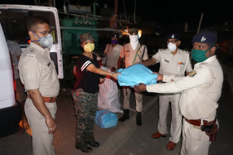 SP Lipi Singh gives PPE kit to policemen