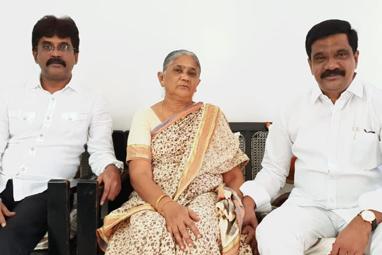 minister-prashanth-reddy-celebrates mothers day with his mother in nizamabad district