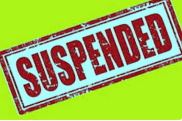 Constables suspended  Hyderabad news  Hyderabad Police  Hyderabad Constable  കൈക്കൂലി കേസ്  ഹൈദരാബാദിൽ രണ്ട് പൊലീസ് ഉദ്യോഗസ്ഥർക്ക് സസ്പെൻഷൻ  സസ്പെൻഷൻ  ഹൈദരാബാദ് പൊലീസ് കമ്മീഷണർ  അഞ്ജനി കുമാർ