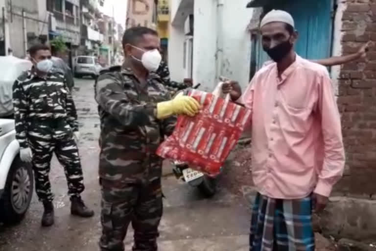 police distributed iftar kit in hindpidhi at ranchi