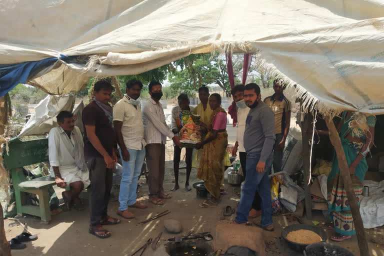 groceries distribution to the needy people in old students in mahabubabad