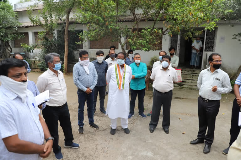 Food minister amarjeet bhagat inspects quarantine centers in Sarguja