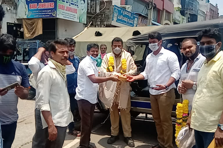 janasena leaders giving chicken biryani packets to police officers and giving honor in anakapalle