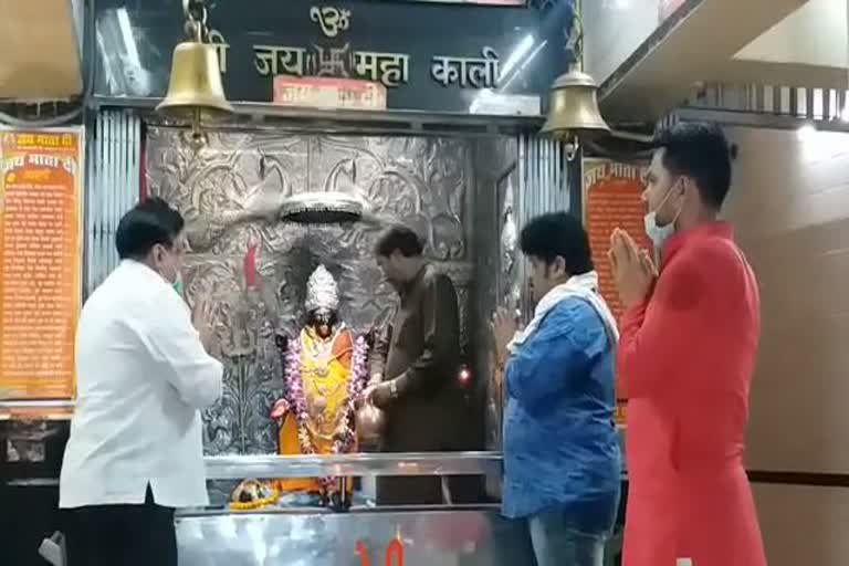 ajit-jogi-supporters-worship-at-kali-temple-for-his-health-in-raipur