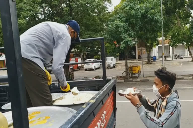 Chandigarh: Sector-19 police team is feeding 1500 poor people every day