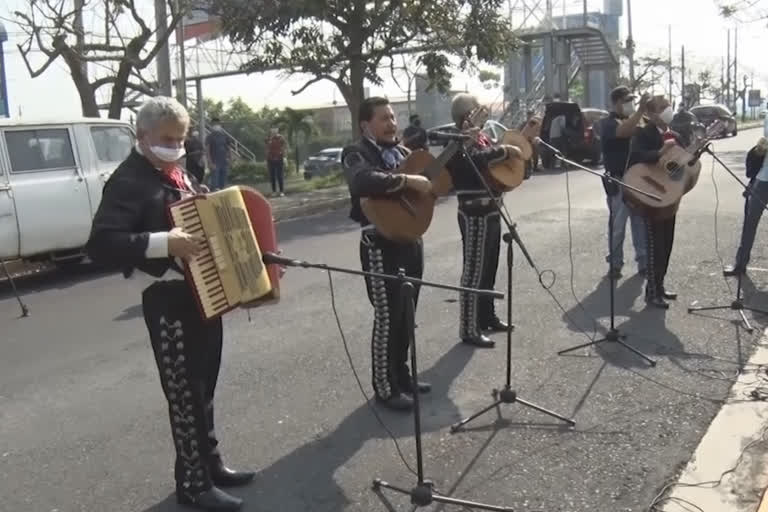 Women in El Salvador quarantine centres serenade on Mother's Day