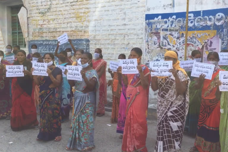 protest against liqour sales at knigiri