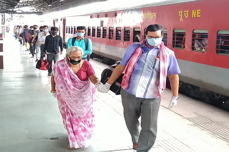 Third special train reached Dhanbad from Surat