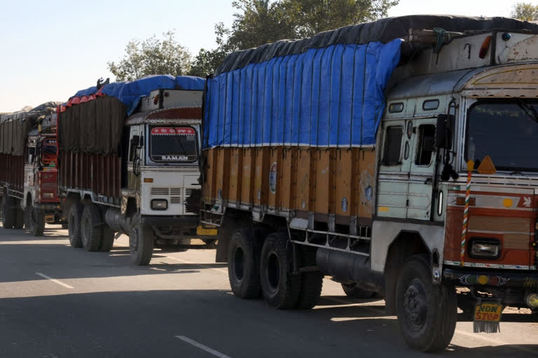 ढुलाई में लगे ट्रक चालकों कर रहें हैं मुश्किलों का सामना, करीब 9 करोड़ के फल और सब्जी खराब