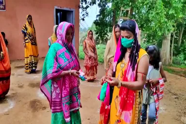 Reshma providing masks for the poor at a cheap price in dumka