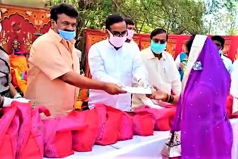 minister talasani srinivas groceries distribution at goshamahal