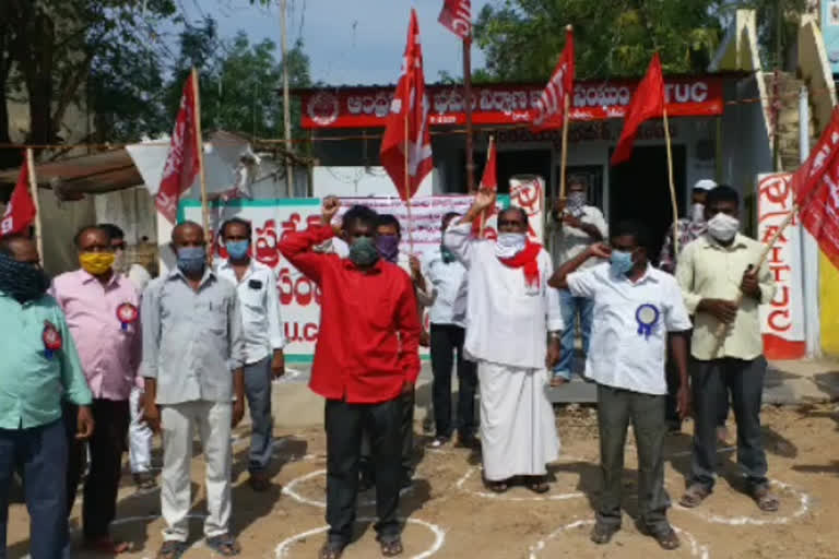 house construction workers dharna at rajampeta in kadapa