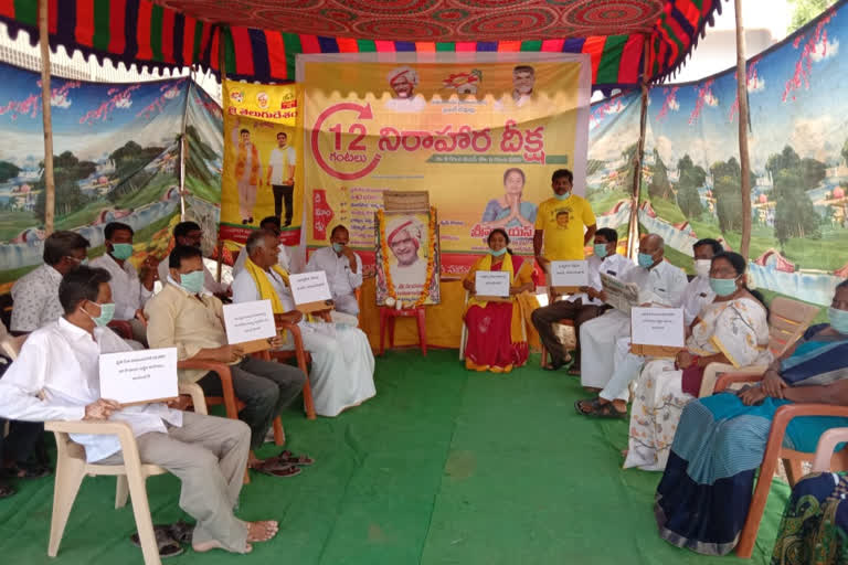 ap state kuruba corporation former chairman savitha protest at penukonda ananthapuram district