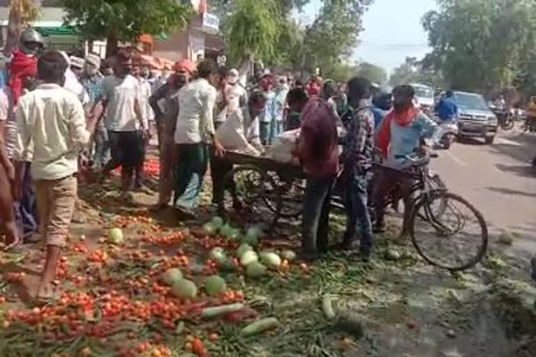 vendors thrown their vegetables in varanasi mandi