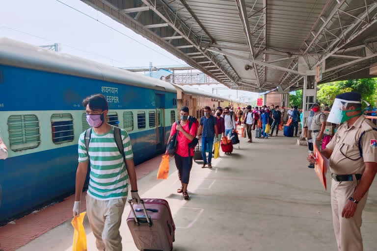 IRCTC-ৰ 5 শতাংশ শ্বেয়াৰ উৰ্ধগামী, 12 তাৰিখৰ পৰা আৰম্ভ হ'ব ৰে'ল সেৱা