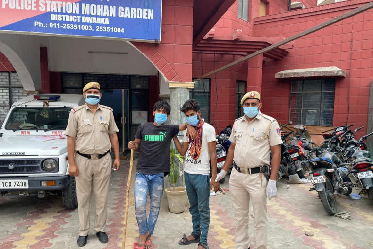 Delhi Police arrested two youths who were burglarizing Mohan Garden