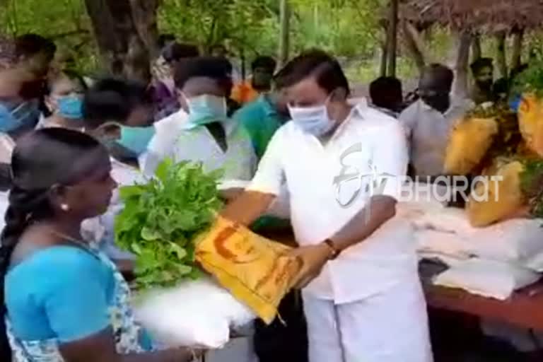 அத்தியாவசியப் பொருள்கள் வழங்கிய கே.என். நேரு