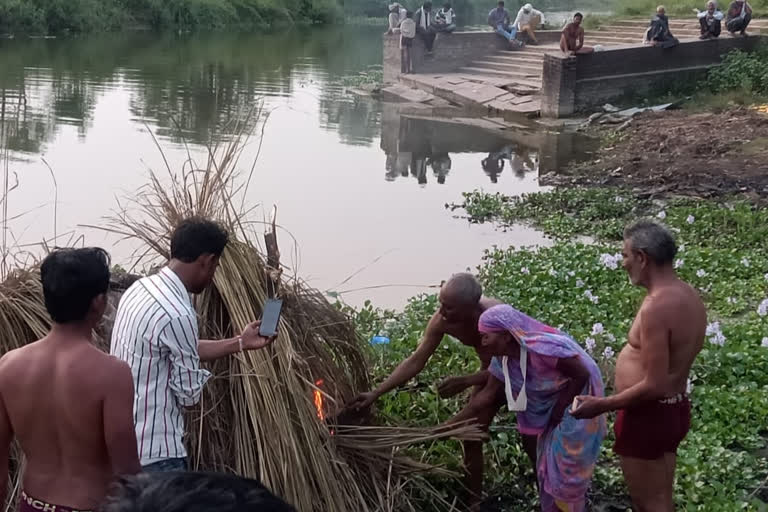 Sons get stuck in lockdown, wife performs last rites of husband