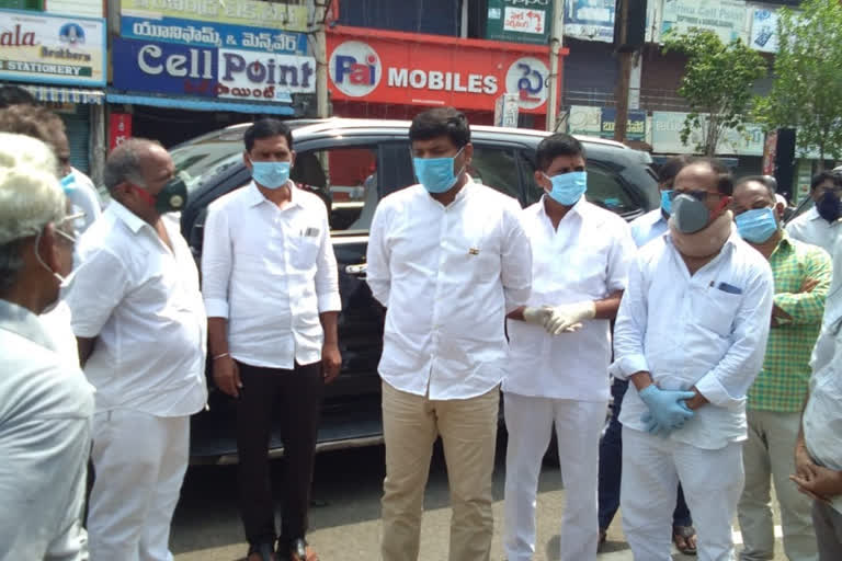 The traders who met the MLA at anakapally