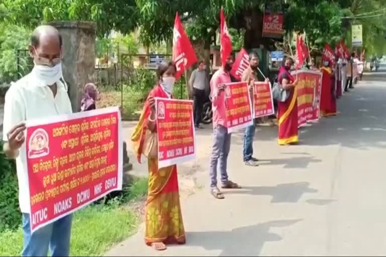 Demonstration of placard demands by trade unions