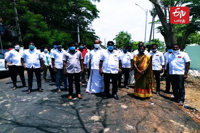 காவல் ஆய்வாளர் மீது புகார்  ஊராட்சி மன்ற தலைவரை தாக்கிய காவல் ஆய்வாளர்  திருவள்ளூரில் ஊராட்சிமன்ற தலைவரை காவல் ஆய்வாளர் தாக்கினார்  ஊராட்சிமன்ற தலைவர்  மாவட்ட கண்கணிப்பாளரிடம் மனு  Complaint to Police Inspector  Police Inspector Attacked To Panchayat President  The police inspector attacked the Panchayat President in Tiruvallur  Panchayat President