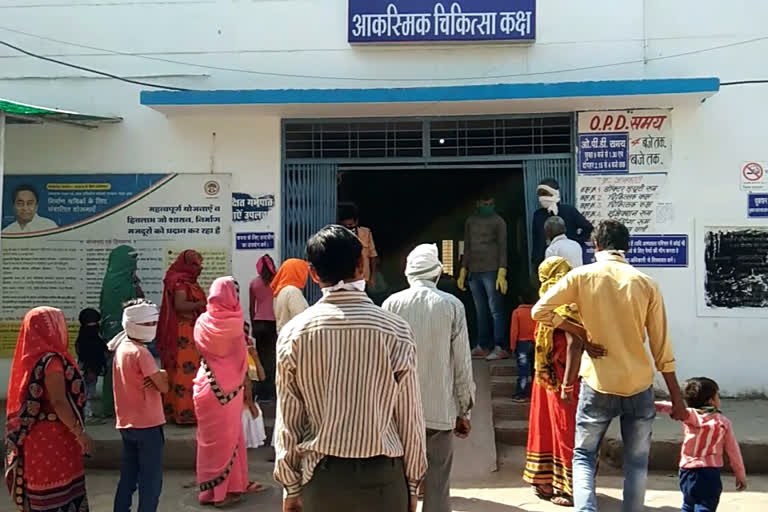 Civil hospital management threw the delivery kits into the open premises in gwalior