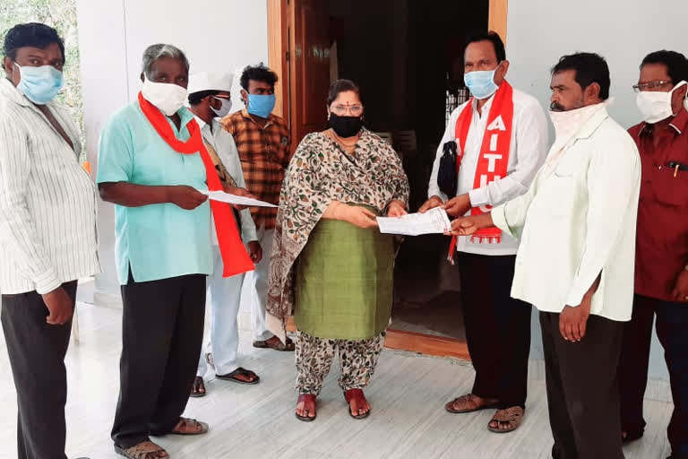 aituc protest in chirala to help handicrafts people for the loss of work during lockdown