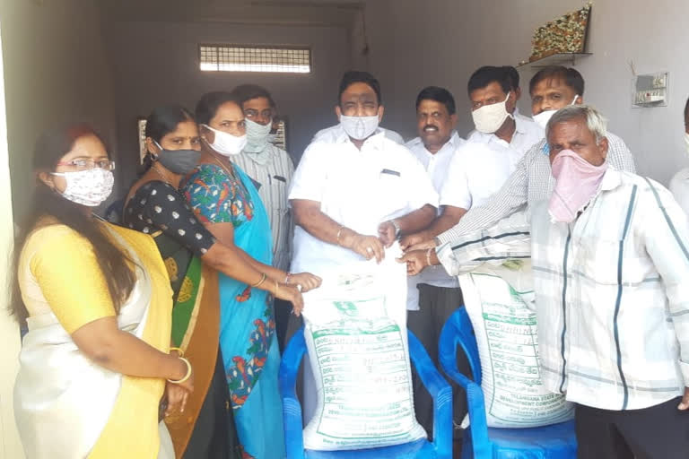 seeds distribution to farmers by mla sathish kumar in husnabad