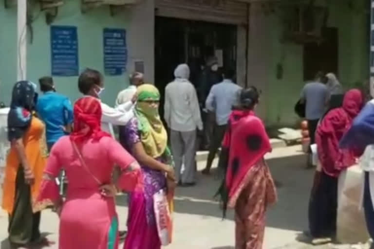 Long queue outside the bank located on Wazirabad Road in Ghaziabad district