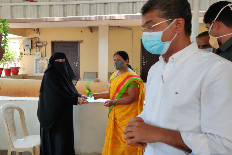 MLA Rajender Reddy Kalyana Lakshmi Cheques Distributes for Beneficiary in Narayanapeta district