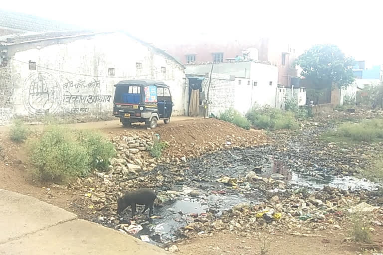 people forced to live in dirt in raipur