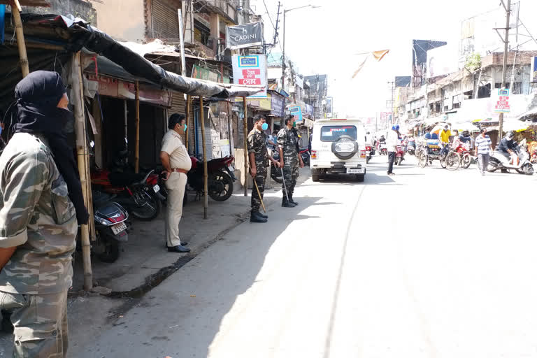 কোরোনা হানা: দুর্গাপুরে নিত্যপ্রয়োজনীয় জিনিস ছাড়া সব দোকান বন্ধ