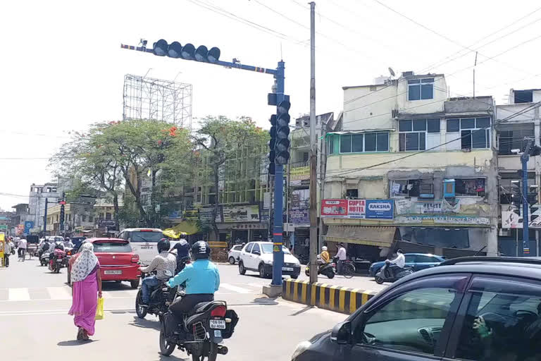 Traffic signals stopped at many places