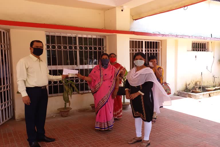 vyasanagar-corona-donation-by-self-help-gourp