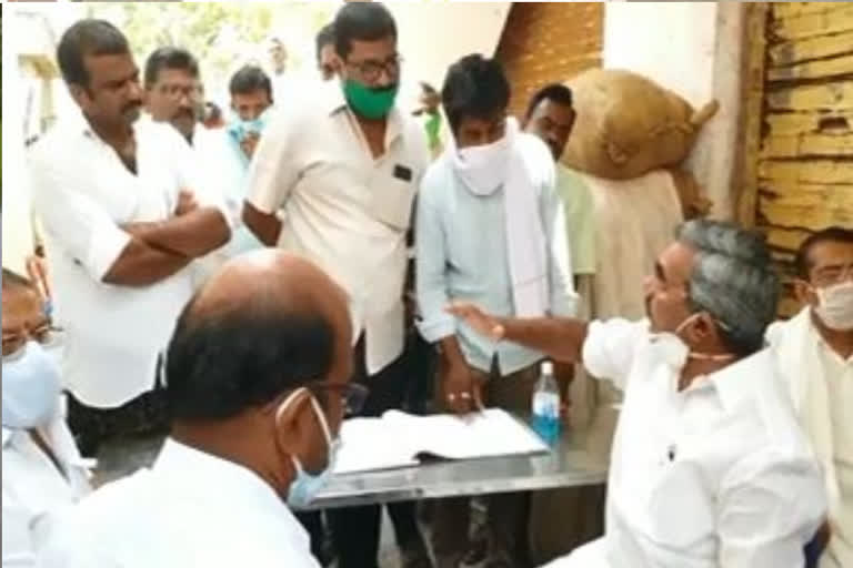 former minister alapaati rajendra prasad visit corn purchase centre at athota guntur district