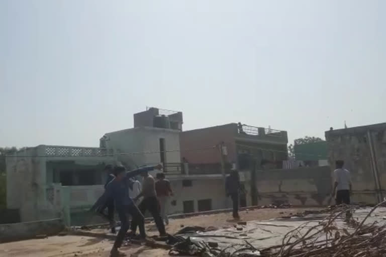 stone pelting between two groups in aligarh
