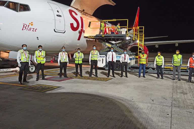 maiden cargo flight  SpiceJet operates maiden cargo flight  cargo flight to Baghdad carrying medical supplies  20 tonnes of medical supplies  SpiceJet cargo flight  ഡൽഹി  സ്‌പൈസ് ജെറ്റ്  ബാഗ്ദാദ്  സ്‌പൈസ് ജെറ്റിന്റെ ചരക്ക് വിമാനം  ബി 737 ചരക്ക് വിമാനം  ഇറാഖ്