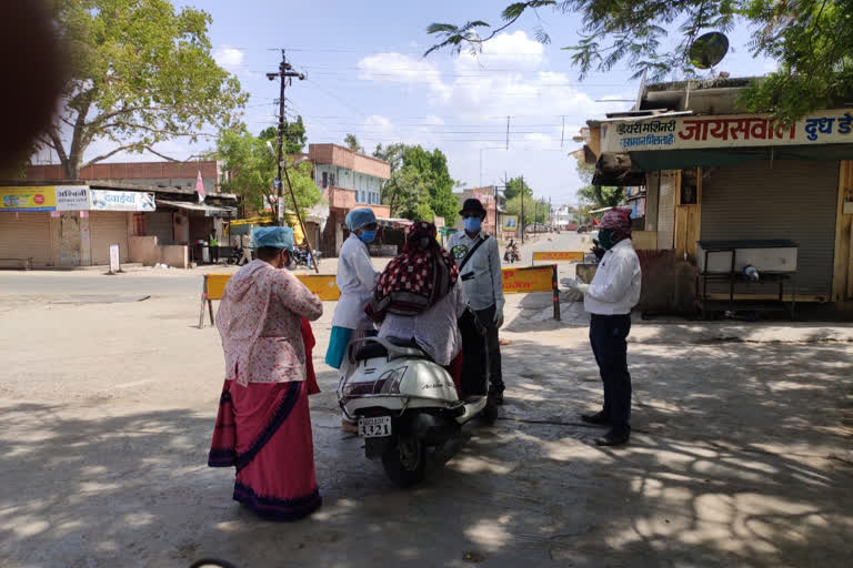 Survey of corona virus is going from door to door in the containment  area of mahidpura of ujjain